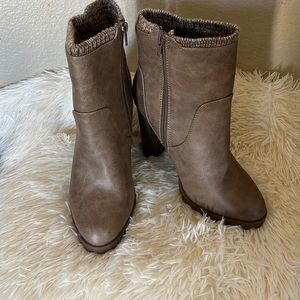 Shoe Dazzle Brown Booties  Sz 9